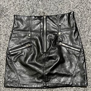 Essue Women's Black Faux Leather Skirt Size Large EUC